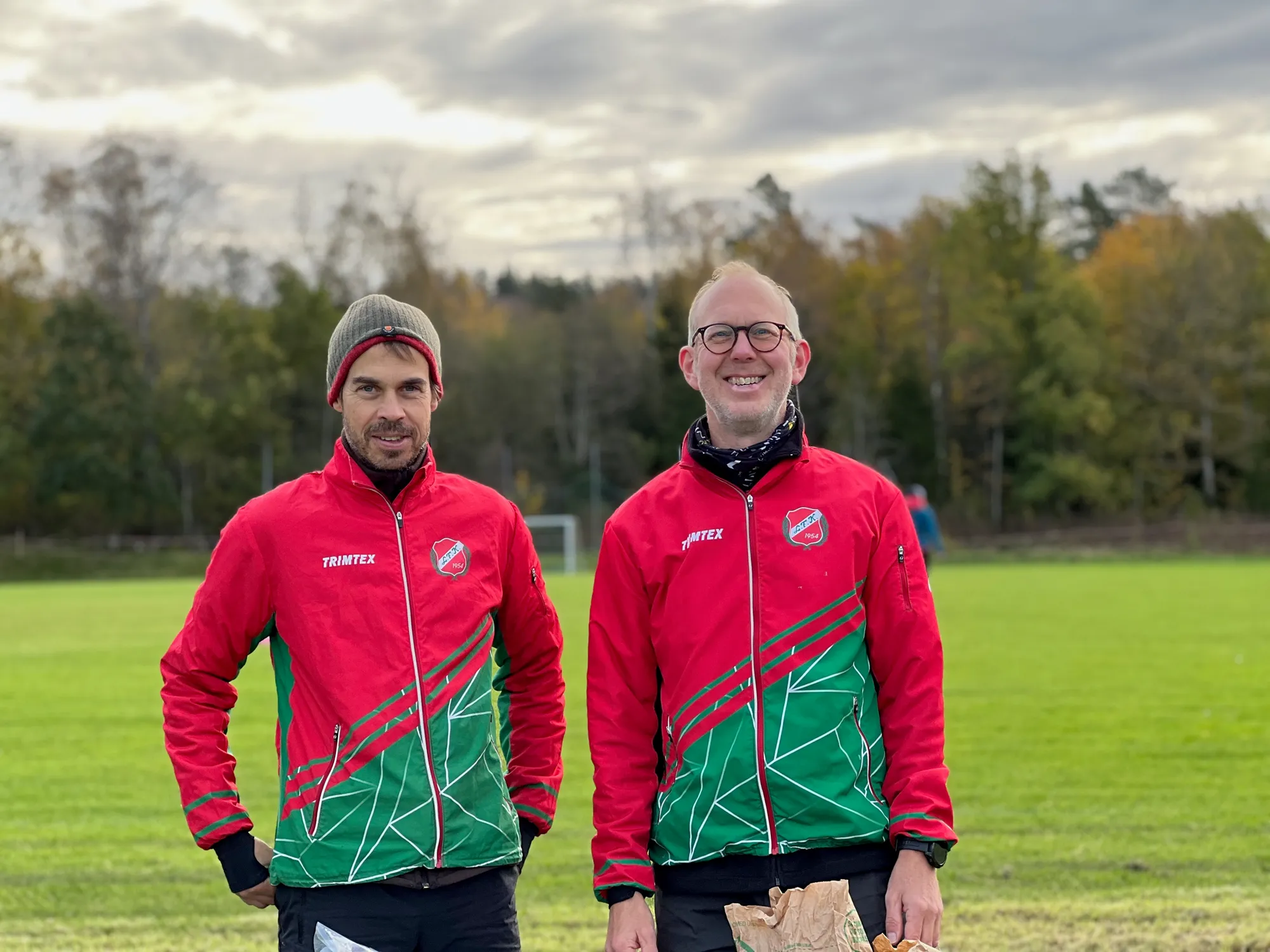 Två medlemmar i klubbdräkt