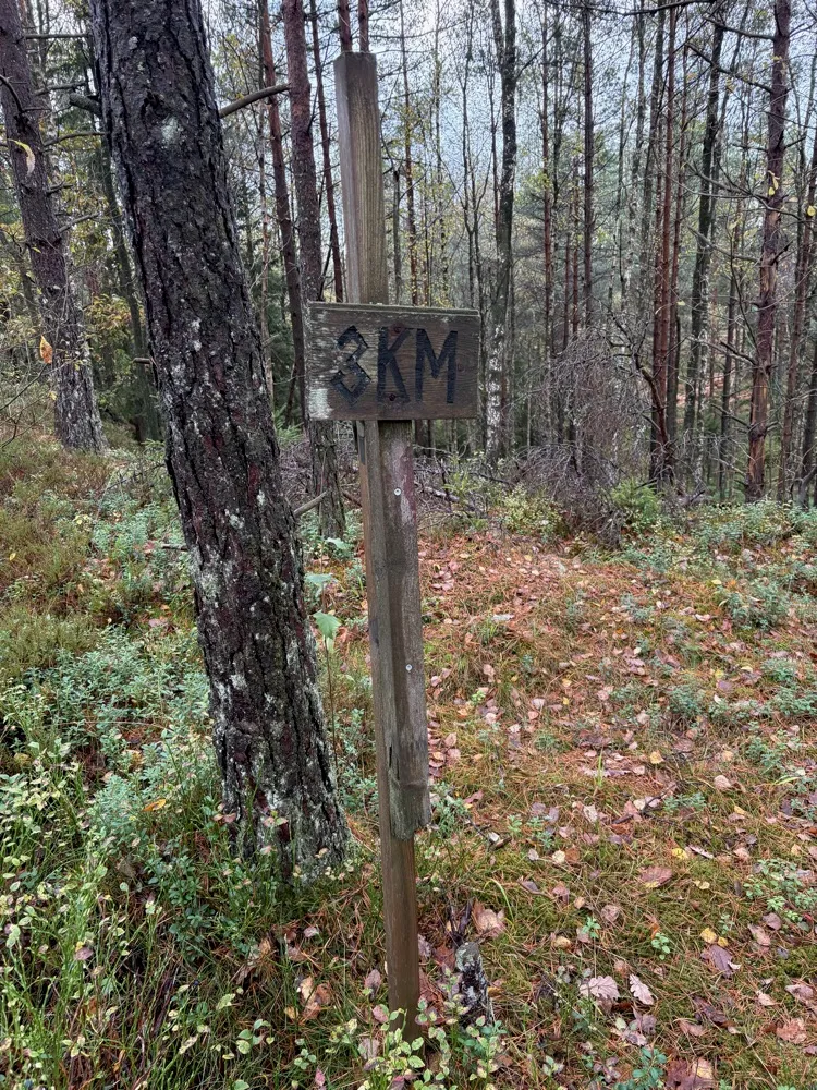 Skylt längs Vandringsleden 13 km