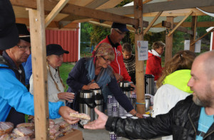 Mats, Christina, Lena, Sune, Martin och Britt serverar i pausen