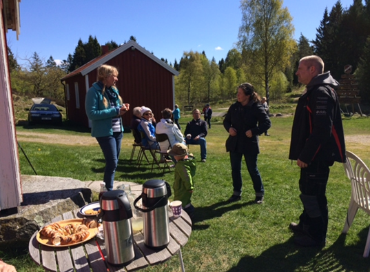 Många tog tillfället i akt att dricka lite kaffe och bulle i det fina vårvädret Under avslutningspromenaden på Norra Fjället