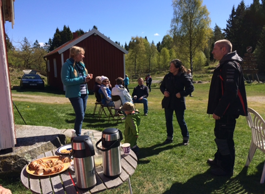 Många tog tillfället i akt att dricka lite kaffe och bulle i det fina vårvädret Under avslutningspromenaden på Norra Fjället 