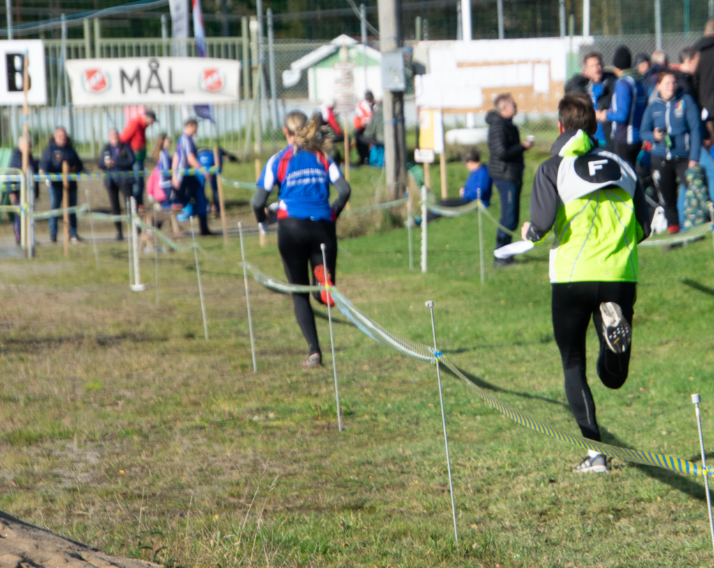 Personer springer mot mål, orientering